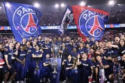 巴黎主场展示4冠&amp;全队唱跳庆祝，纳赛尔手扶大耳朵杯爱不释手