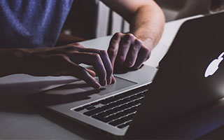 大汗淋漓！骑士队莫布里在田径场训练 主要有阻力跑&amp;amp;带球跑等内容